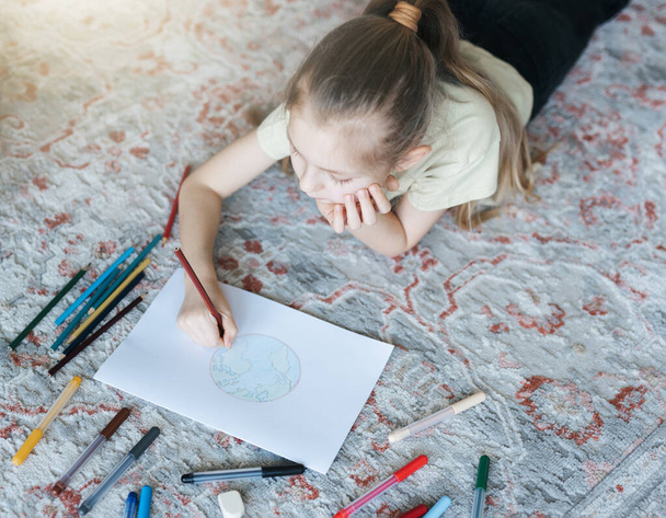 Lapsi tyttö piirustus värikkäitä kyniä kotona. Ekologia käsite, maalaus maa.  - Valokuva, kuva