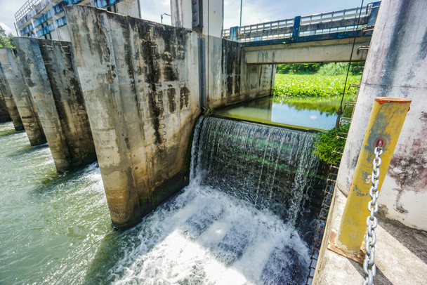 Buon concetto di gestione delle acque. Piccola diga nelle zone rurali Thailandia C'è acqua per l'uso nella stagione secca. - Foto, immagini