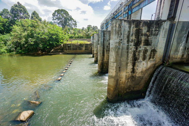 Gutes Wassermanagementkonzept. Kleiner Staudamm im ländlichen Thailand Es gibt Wasser für die Trockenzeit. - Foto, Bild