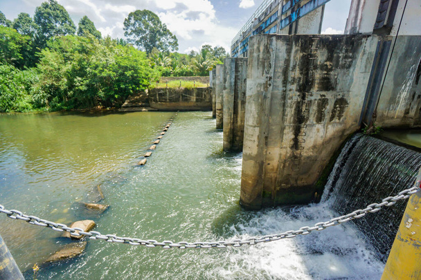 Хорошая концепция водопользования. Маленькая плотина в сельской местности Таиланда Есть вода для использования в сухой сезон. - Фото, изображение