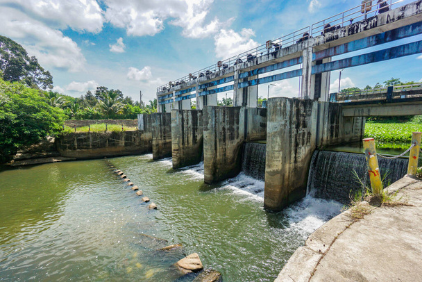 Хорошая концепция водопользования. Маленькая плотина в сельской местности Таиланда Есть вода для использования в сухой сезон. - Фото, изображение
