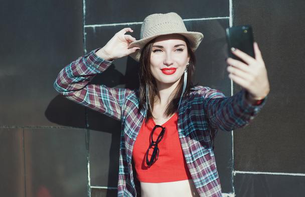 bela jovem hipster menina no o chapéu tomando foto de hersel
 - Foto, Imagem