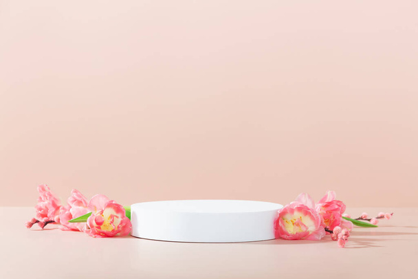 Abstract empty white foam circle podium on pink background. Mock up stand for product presentation. 3D Render. Minimal concept. Advertising template - Foto, afbeelding