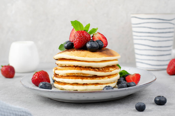 Pancakes with Fresh Berries and Maple Syrup, Tasty Breakfast on Bright Background - Fotoğraf, Görsel