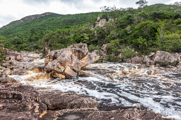 ブラジルのバヒア、チャパダ・ダイヤモンドティナのヴァレ・ド・カパオにあるカチョエイラ・ド・リアッチョ滝 - 写真・画像