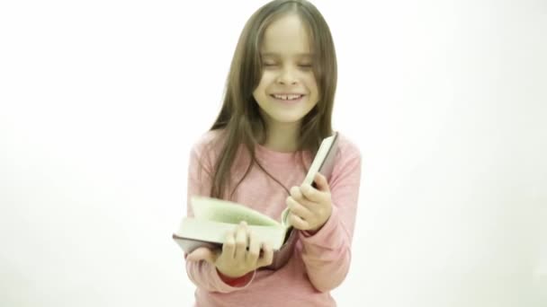 Young girl reading - Filmati, video