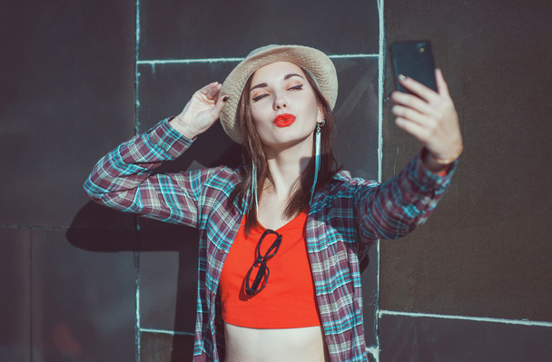 bela jovem hipster menina no o chapéu tomando foto de hersel
 - Foto, Imagem