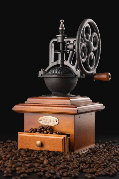 Vintage kahvimylly tehosekoitin kahvipapuja ja aromi savu eristetty mustalla pohjalla - Valokuva, kuva