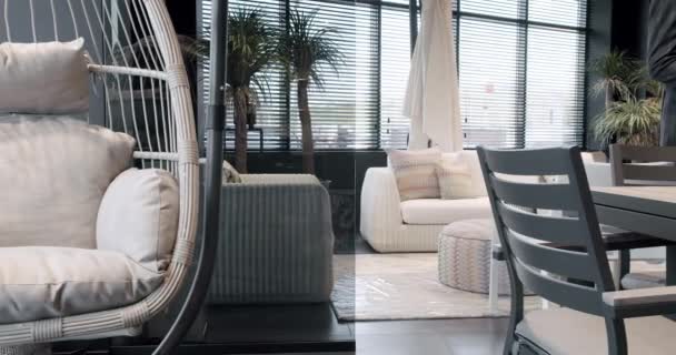 Kesällä valkoinen terassi huonekalut minimalistinen tuoli ja pöytä. Huonekalut puutarhaan, Modern Luxury Villa. Minimalistinen asunto. Ulkopöytä ja tuolit puutarhapuistoon. Moderni tuolit ylelliseen huvilaan - Materiaali, video