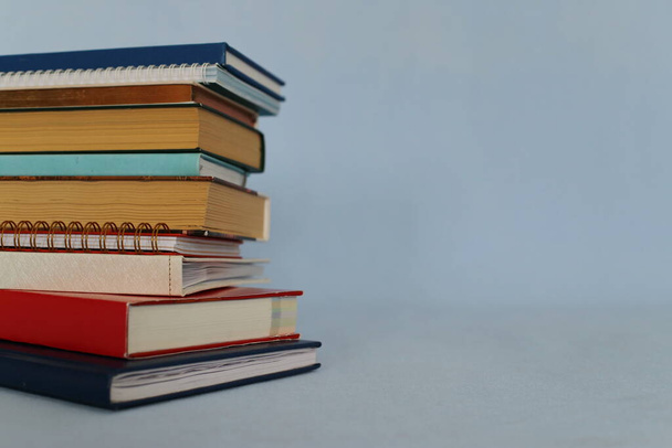 kitaplar ve eğitim konsepti yığını  - Fotoğraf, Görsel
