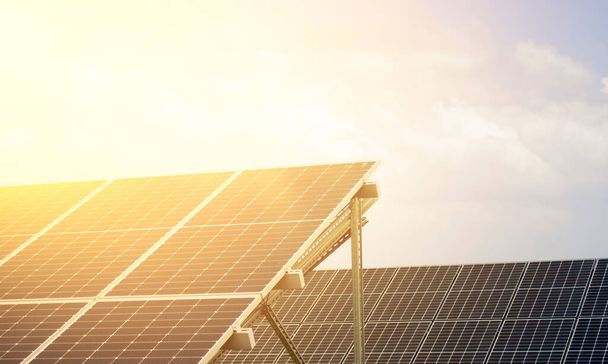 Panneaux solaires, modules photovoltaïques. Innovation énergétique verte. - Photo, image