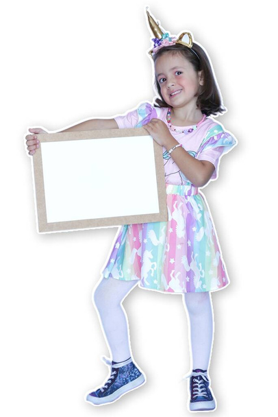 Дитина в однотонному костюмі тримає білу дошку і білий фон
. - Фото, зображення