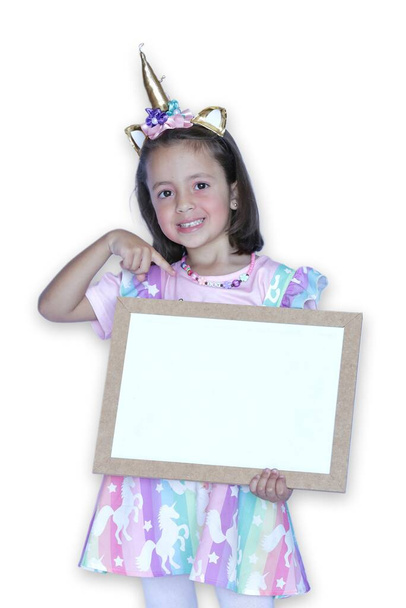 Дитина в однотонному костюмі тримає білу дошку і білий фон
. - Фото, зображення