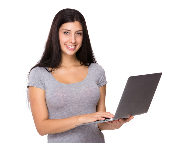 Γυναίκα με φορητό υπολογιστή - Φωτογραφία, εικόνα