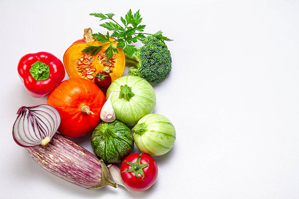 Verduras orgánicas frescas sobre un fondo blanco. Foto vista superior. El concepto de una dieta equilibrada. Copiar espacio. Foto de comida. - Foto, Imagen