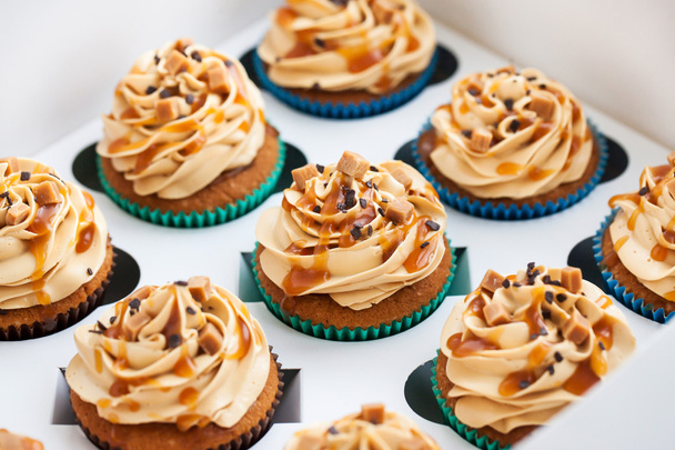 Boxed karamel cupcakes set - Foto, afbeelding