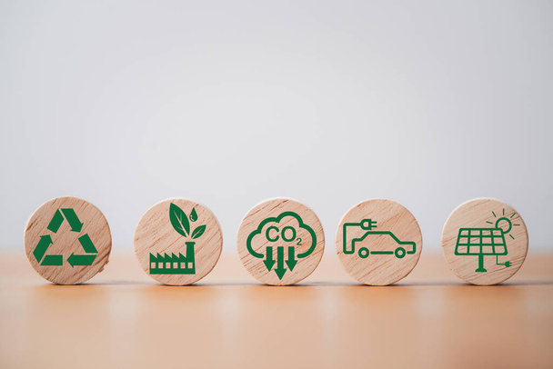 Tela de impressão de ícones de CO2 reduzindo e protegendo o meio ambiente em madeira para diminuir o CO2, a pegada de carbono e o crédito de carbono para limitar o aquecimento global das mudanças climáticas, conceito Bio Circular Green Economy. - Foto, Imagem