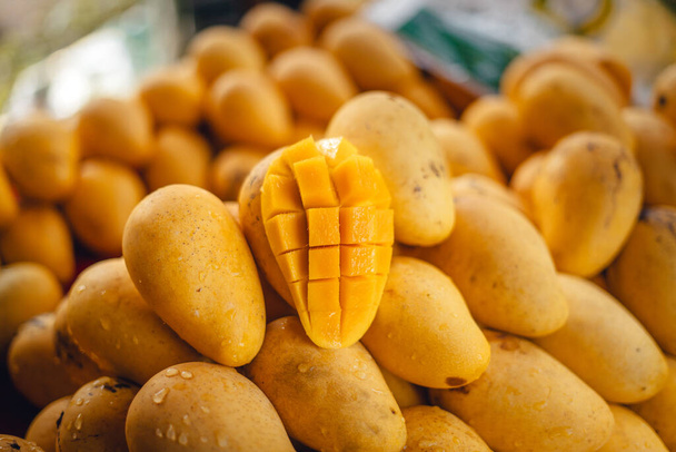 Манго на уличном рынке, уличные фрукты - Фото, изображение