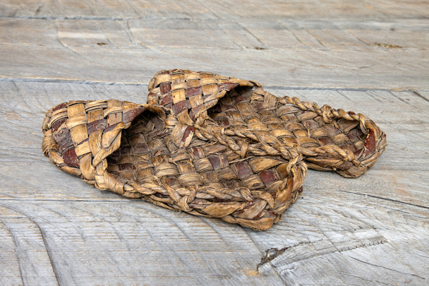 Vanha venäläinen sandaalit valmistettu kuoresta puulattialla
 - Valokuva, kuva