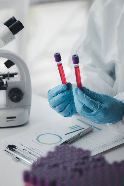 Laboratorio käytetään tieteelliseen tutkimukseen tutkia ja tutkia verta otettu näytteitä potilaiden sairaalasta, lab avustaja tekee verikokeita poikkeavuuksia. Laboratorio- ja asiantuntijakäsitteet. - Valokuva, kuva