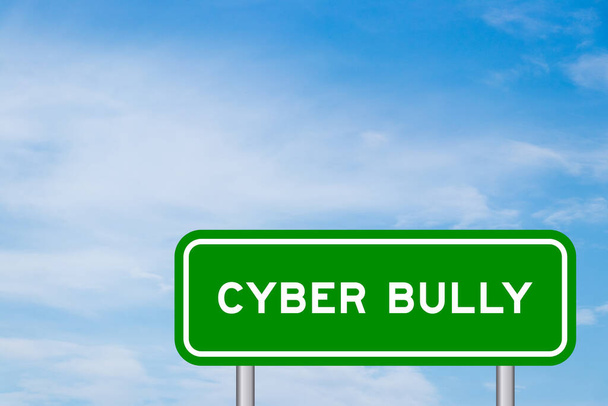 Groene kleur transport teken met woord cyber pestkop op blauwe lucht met witte wolk achtergrond - Foto, afbeelding