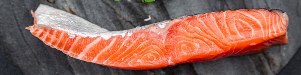 salmão fatia crua peixe frutos do mar refeição comida lanche na mesa cópia espaço alimento fundo rústico vista superior - Foto, Imagem