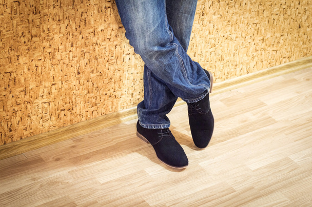 Презентація нових моделей чоловічого замшевого взуття та джинсів
  - Фото, зображення