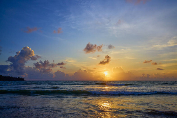 Prachtig landschap met het strand van Phuket, Thailand van de Andaman Zee. - Foto, afbeelding