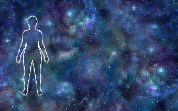 Biała sylwetka kobieta postać szablon - centralnie umieszczone na głębokiej przestrzeni noc niebo niebiański wszechświat tło idealne dla duchowego tematu uzdrawiania energii z przestrzeni kopii  - Zdjęcie, obraz