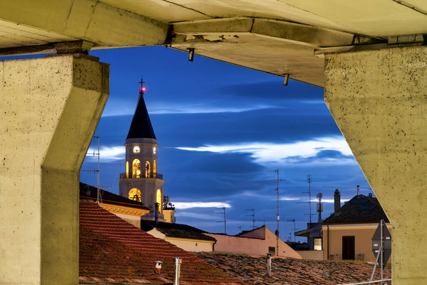 Вид на колокольню Сан-Четто из-под перекрестка автомагистралей, Пескара, Италия - Фото, изображение