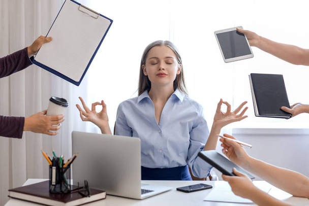Méditer femme d'affaires et les mains féminines avec des fournitures dans le bureau. Concept d'équilibre - Photo, image