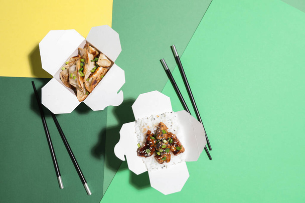 Lezzetli Çin yemekleri ve yemek çubukları olan kutular. - Fotoğraf, Görsel