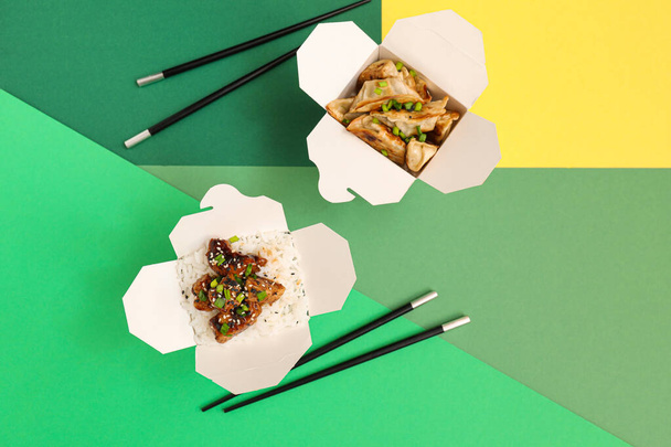 Lezzetli Çin yemekleri ve yemek çubukları olan kutular. - Fotoğraf, Görsel