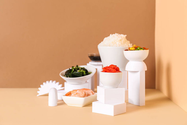 Skład z smaczne chińskie jedzenie i tynk wystrój na tle koloru - Zdjęcie, obraz