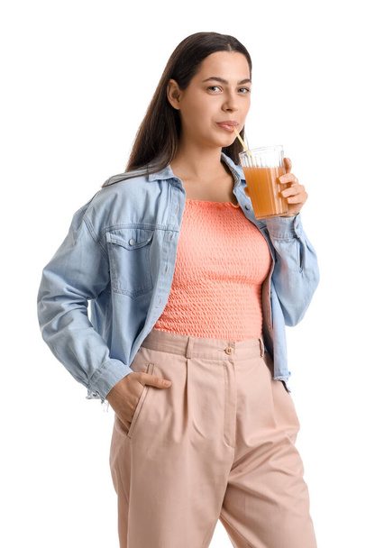 Mujer joven bebiendo jugo de verduras sobre fondo blanco
 - Foto, imagen