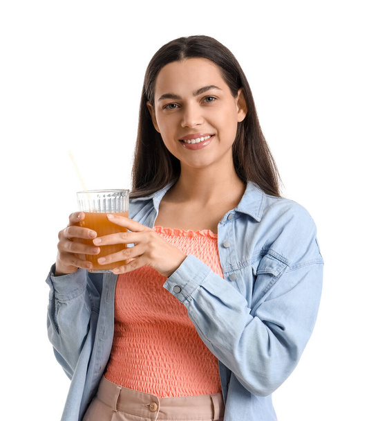 Молода жінка зі склянкою овочевого соку на білому тлі
 - Фото, зображення