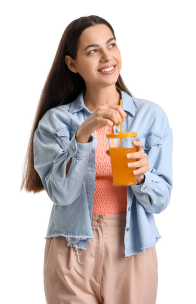 Beyaz arka planda bir bardak sebze suyu olan genç bir kadın. - Fotoğraf, Görsel