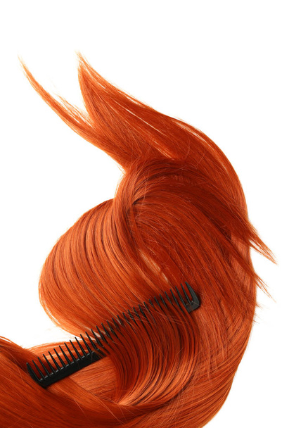 Рыжие волосы с расчёской на белом фоне, крупным планом - Фото, изображение