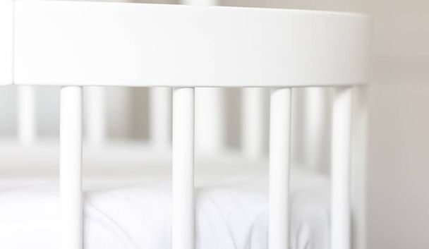 Mobília de madeira do quarto do bebê, berço branco da cama, quarto do bebê interior moderno. - Foto, Imagem
