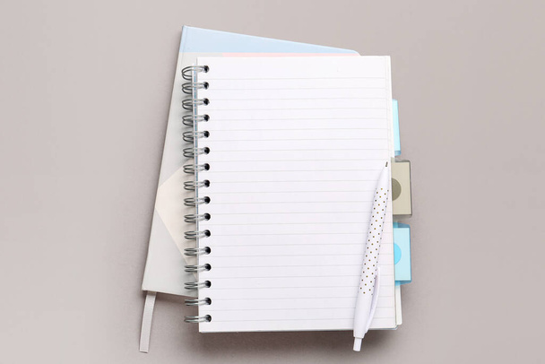 Quaderni con penna su sfondo grigio - Foto, immagini