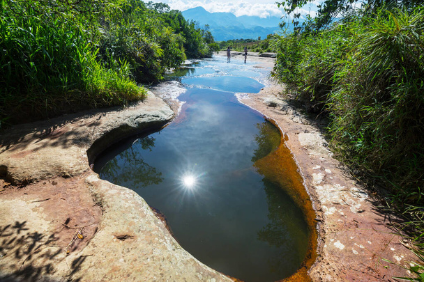Природные бассейны Квебрада-лас-Гачас в Гуадалупе, Колумбия, Южная Америка. - Фото, изображение
