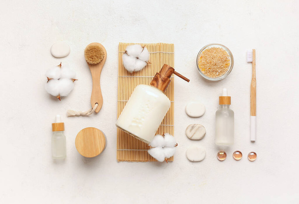 Kozmetik ürünlerle, banyo malzemeleriyle ve arka planda pamuk çiçekleriyle kompozisyon - Fotoğraf, Görsel