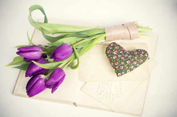 Love letters and purple tulips - Foto, afbeelding