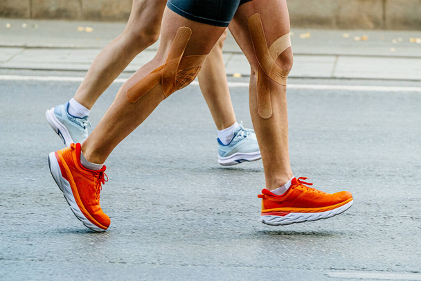 close-up piernas pareja corredores hombre y mujer corriendo maratón carrera juntos - Foto, imagen