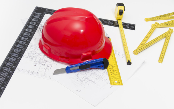 Шлем и инструменты для строительных чертежей и зданий
 - Фото, изображение