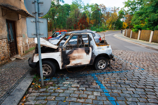 Abandonado quemado coche después de una explosión, listo para ser raspado
 - Foto, imagen