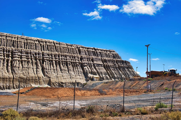 De muren van de enorme stortplaats van de Central Norseman Gold Mine in Norseman, West-Australië, zijn geërodeerd in verbazingwekkende patronen.  - Foto, afbeelding