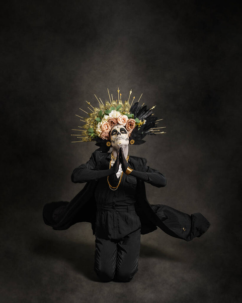 Retrato de estudio de Drag Queen catrin. Catrina vestida de negro con corona de flores. Maquillaje para Halloween o el día de los muertos. - Foto, imagen