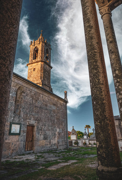 Колокольня деревенской церкви, увиденная с аннексированной постройки с колоннами - Фото, изображение
