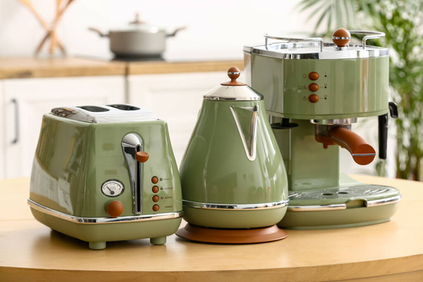 Кофеварка, тостер и электрический чайник на столе на кухне - Фото, изображение